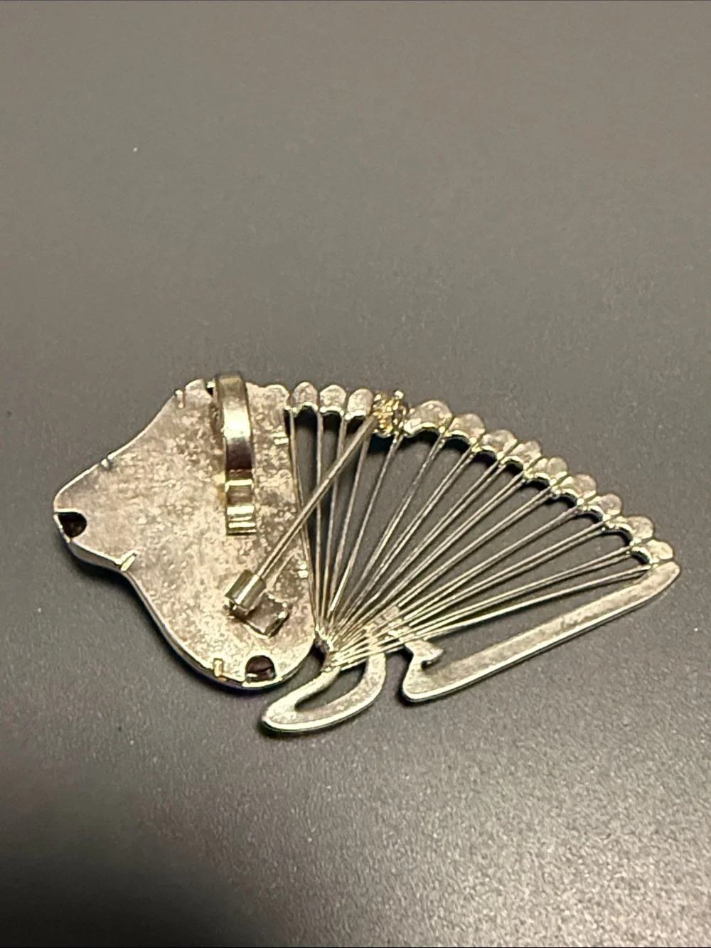 Vintage Silver Tone Frog Brooch Pendant: Sculptural Wire Design